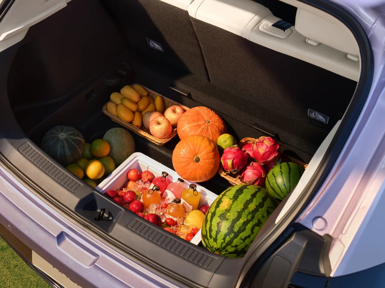 Porta-malas do ARCFOX T1 aberto e carregado de frutas